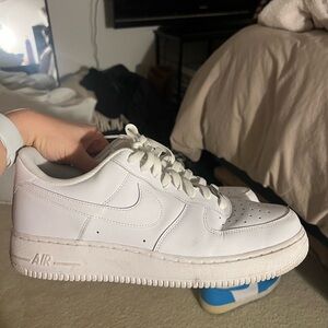 Men’s white Airforce 1s
